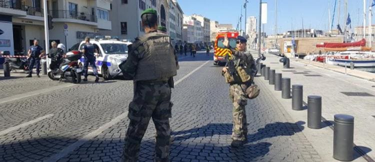 Marseille: Une voiture fonce sur deux abribus, un mort et un blessé. Le suspect interpellé