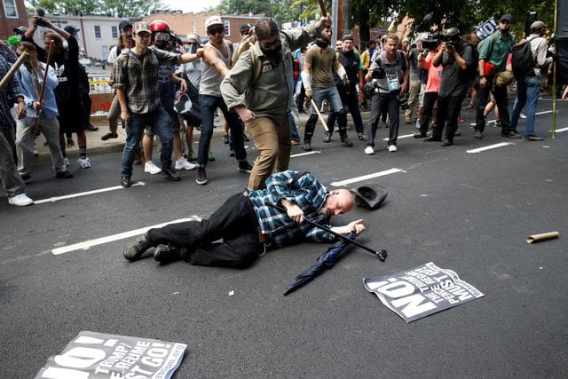 États-Unis: Une voiture fonce sur la foule lors d’un rassemblement de partisans d’extreme droite