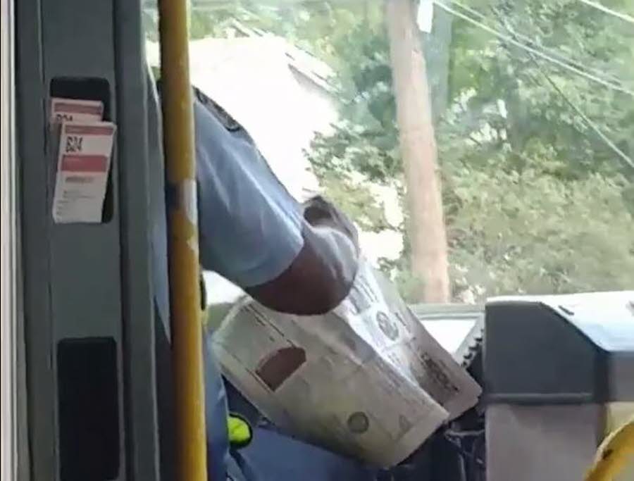 Aux États-Unis, un chauffeur de bus suspendu pour avoir lu le journal en conduisant (vidéo)