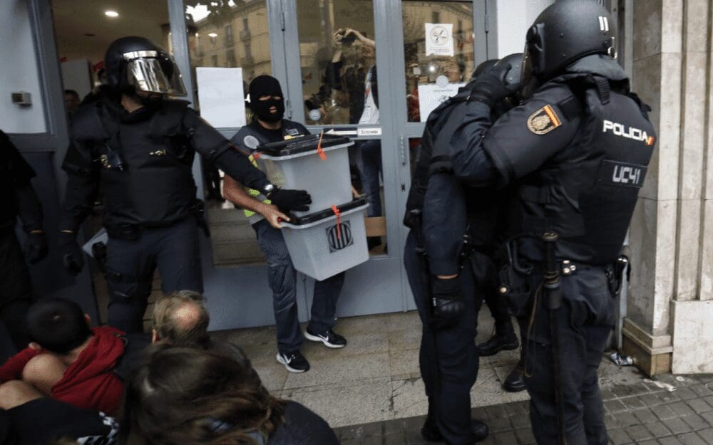 Référendum en Catalogne: Bureaux de vote encerclés, urnes saisies