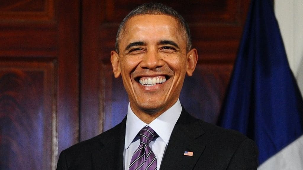 Barack Obama remet les pieds dans l’arène politique