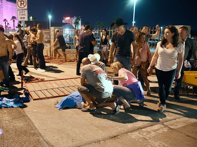 Fusillade de Las Vegas: Les résidents de la ville mobilisés pour venir en aide aux familles des victimes