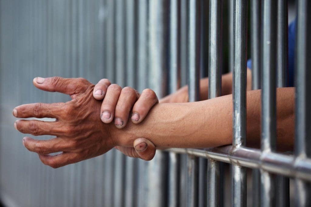 Tata: un prisonnier avale un morceau d’une lame de rasoir pour protester