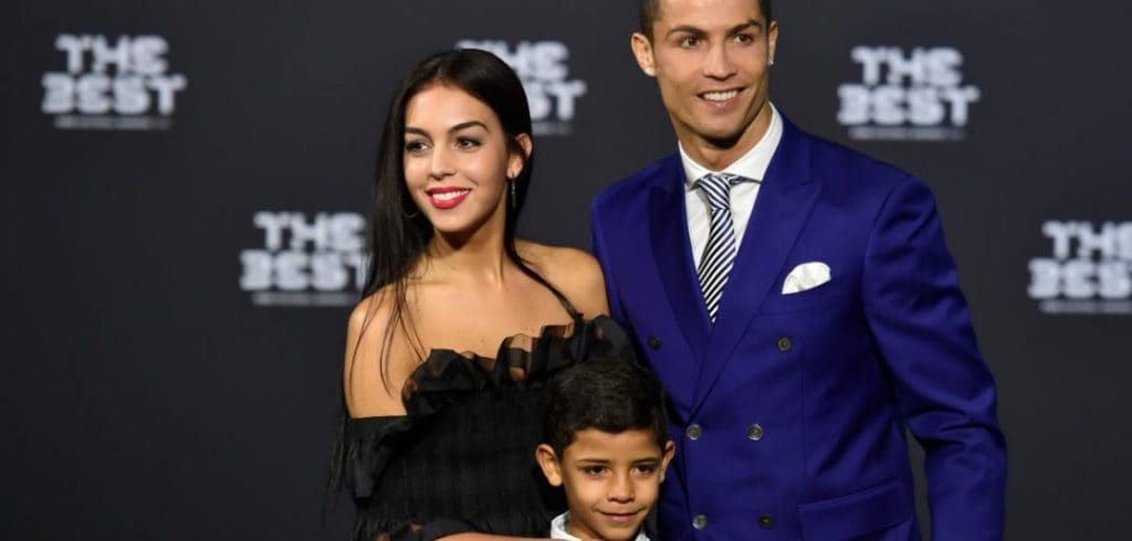 Vidéo: Cristiano Ronaldo et sa compagne annoncent le nom de leur future fille