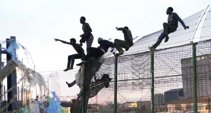 Le Maroc empêche une vingtaine de migrants de passer à Sebta