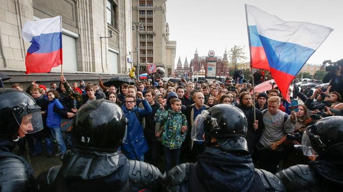 Russie: Des milliers de personnes manifestent le jour des 65 ans de Vladimir Poutine