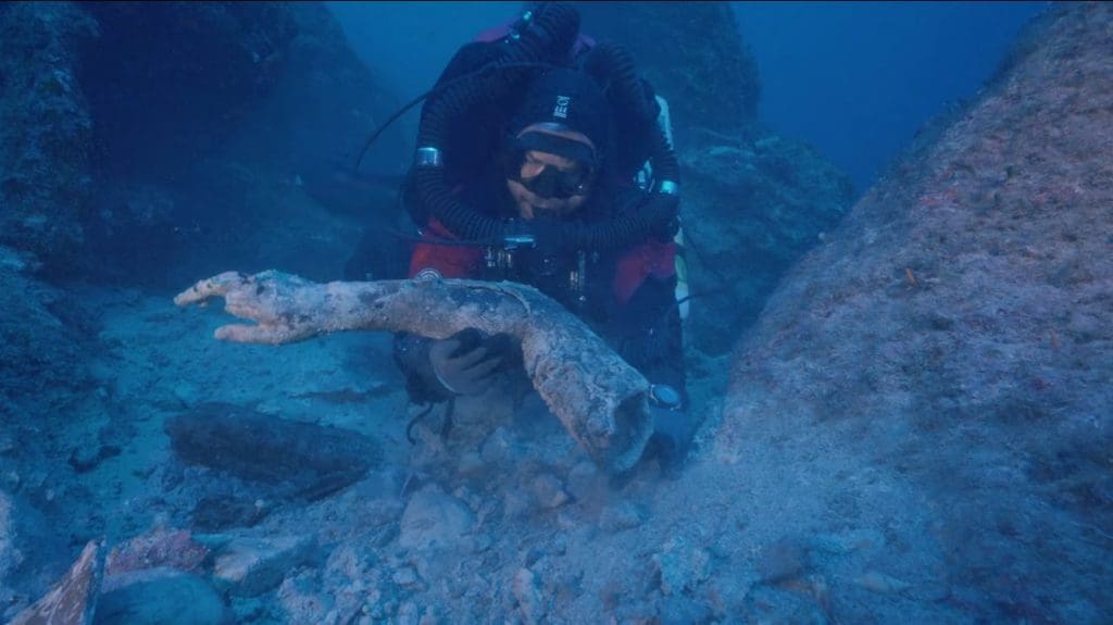 Un bras en bronze de plus de 2.000 ans découvert dans l’épave d’un navire en Grèce