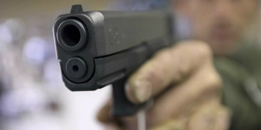 Un gendarme tue sa femme en usant de son arme de service et prend la fuite