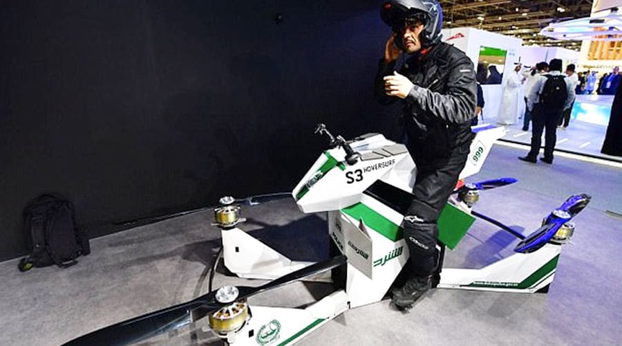 Dubaï: des motos volantes et des policiers robots au service de la police (Vidéo)