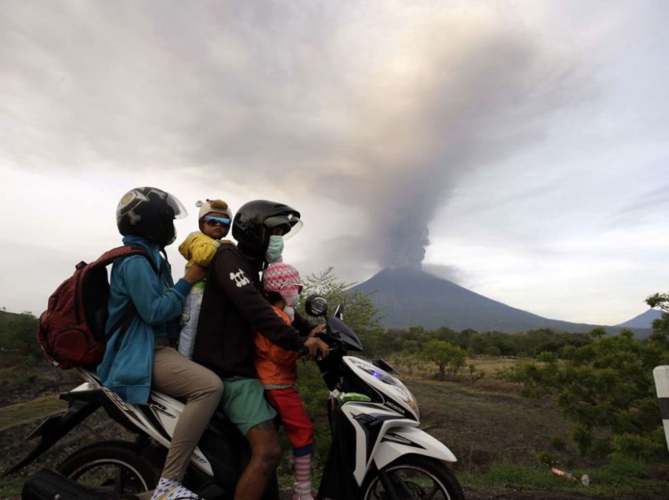 VIDEO. Bali : des dizaines de milliers d’habitants fuient le volcan Agung, qui menace d’entrer en éruption