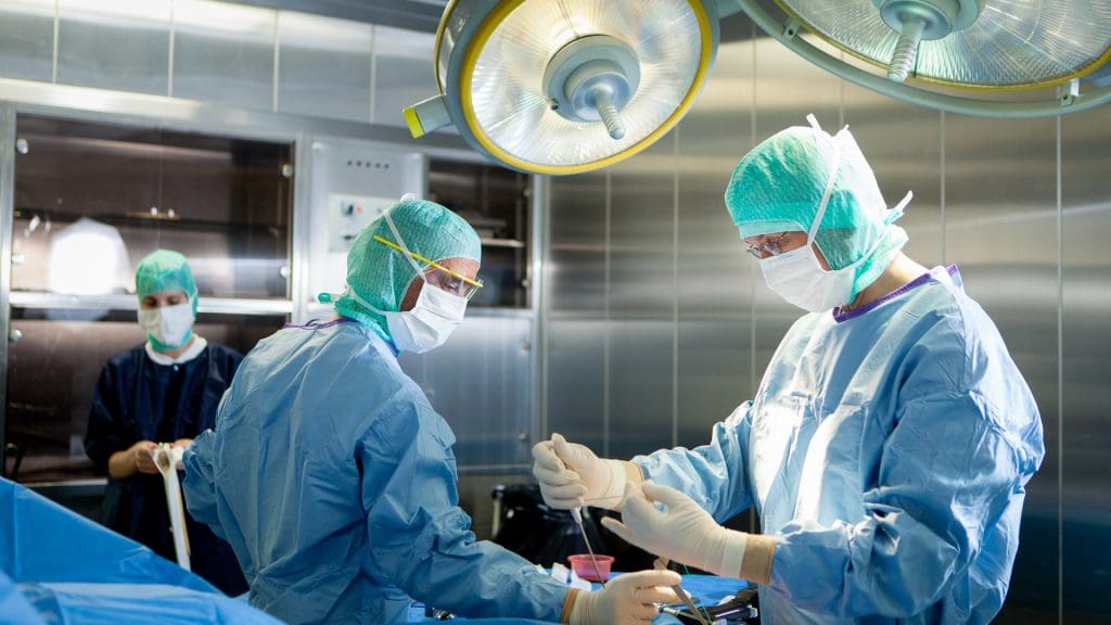 Khouribga: Réussite d’une opération de remplacement prophétique par une prothèse du genou