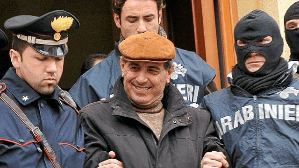 Un chef de la mafia commandite l’assassinat de sa fille amoureuse d’un policier