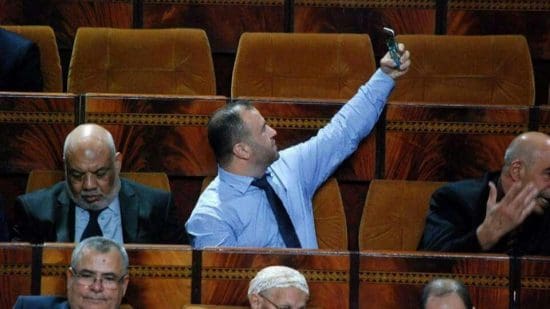 Parlement : les internautes critiquent le Selfie d’un parlementaire du PAM