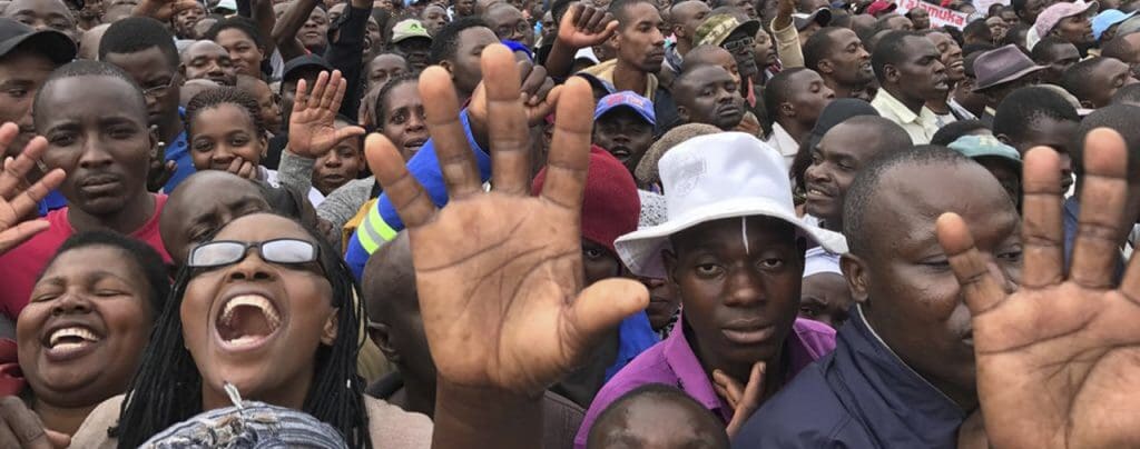 Zimbabwe: Des milliers de Zimbabwéens dans les rues d’Harare réclament le départ de Mugabe