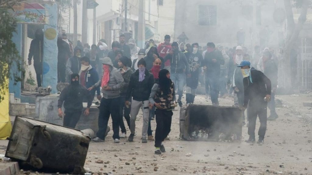 Tunisie : Une troisième nuit de violences, des centaines d’arrestations