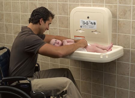 Installation de tables à langer dans les toilettes pour hommes à New York