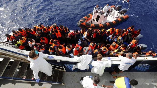 Côtes libyennes: plus de 330 migrants secourus samedi