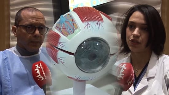 Une première en Afrique: un médecin marocain effectue une opération pionnière pour changer la couleur des yeux (vidéo)