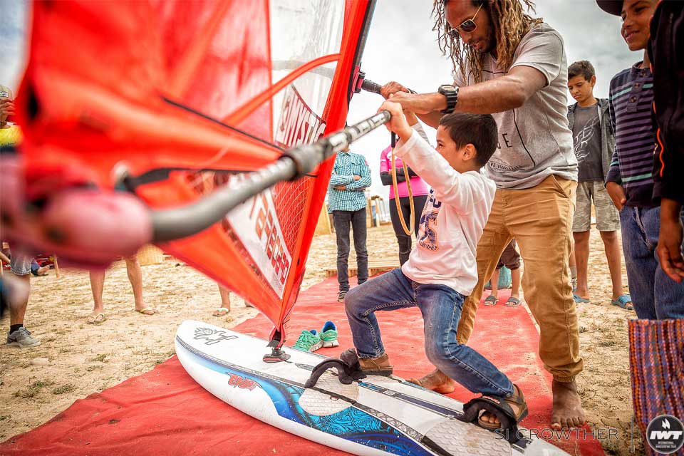 Essaouira accueille la Coupe du Monde de Windsurf, une occasion de sensibilisation à l’énergie éolienne