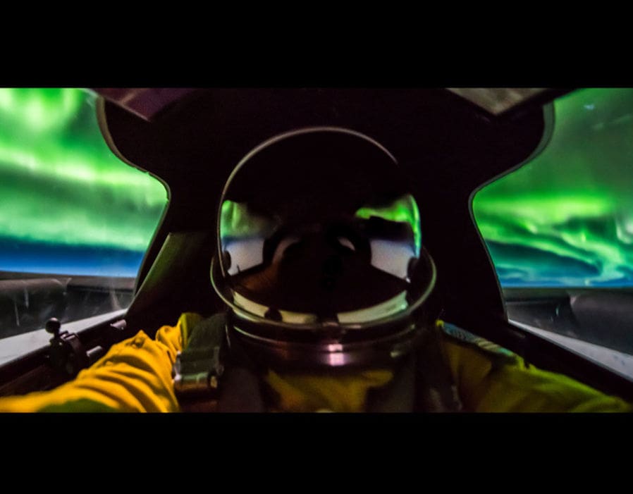 Un pilote vole à travers des aurores boréales, le résultat est spectaculaire