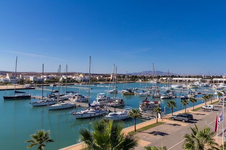 Une voiture a chuté dans le port de Marina à Saaidia faisant un mort