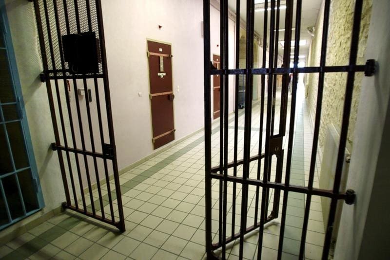 Un individu victime d’un malaise dans le geôle d’un tribunal trouve la mort