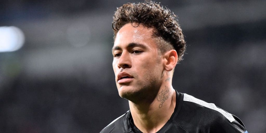 Vidéo: le gros câlin entre Neymar et un fan