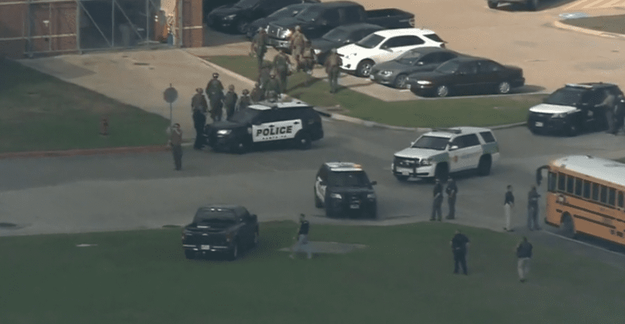 Une fusillade dans un lycée au Texas fait 8 à 10 morts