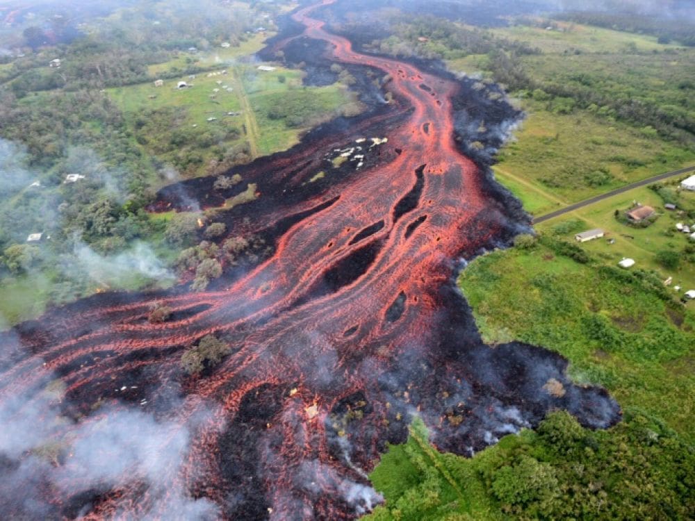 Hawaï: dangereux phénomène alors que la lave atteint l’océan