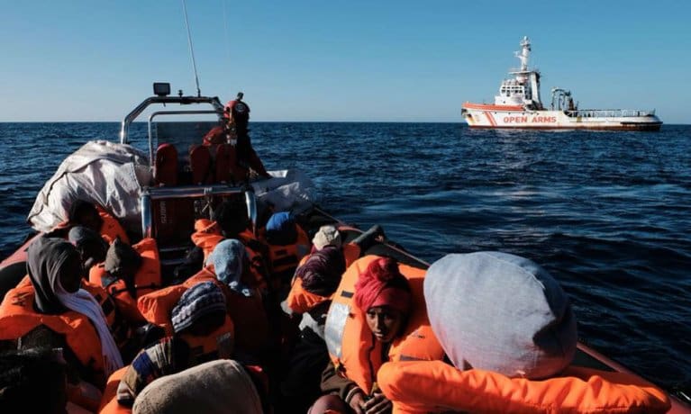 Rejeté par l’Italie et par Malte, un navire humanitaire avec 600 migrants cherche un port