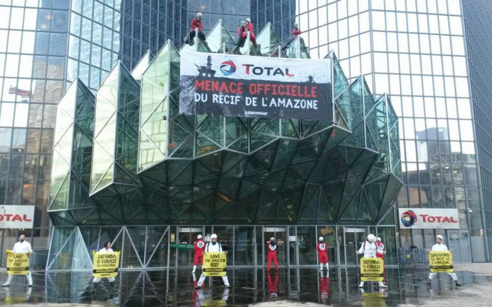 Total-Greenpeace perturbe l’AG pour dénoncer le projet amazonien