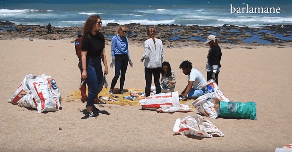 Spécial Environnement: opération de nettoyage de la plage de Rabat menée par « Zero Zbel » et les ambassades nordiques