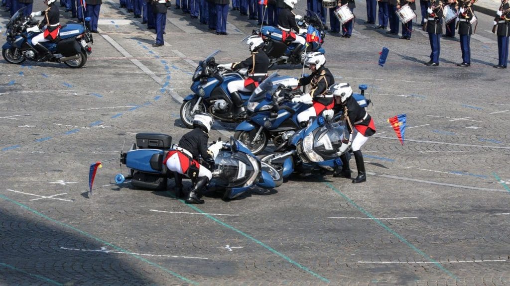 Défilé du 14 juillet en France :  collision entre deux motards