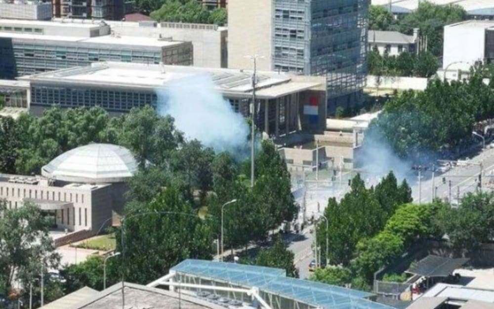 Un individu déclenche une explosion devant l’ambassade des USA à Pékin