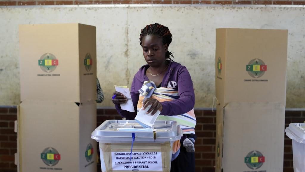 Elections au Zimbabwe: les deux principaux rivaux affirment être en tête
