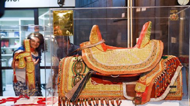 Don d’une selle artisanale marocaine au musée des arts africains à Belgrade