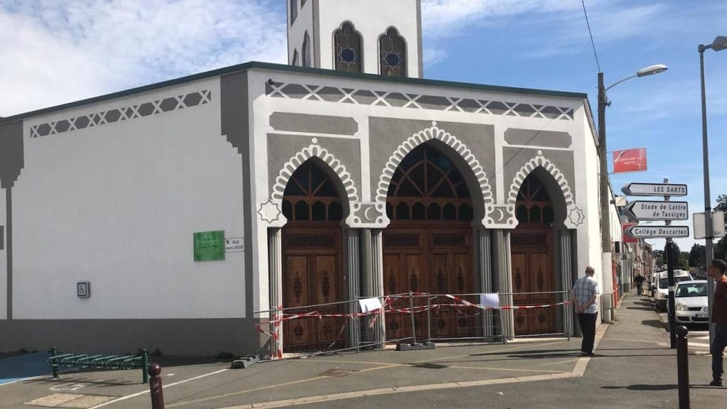 Lille : Une voiture fonce dans une mosquée