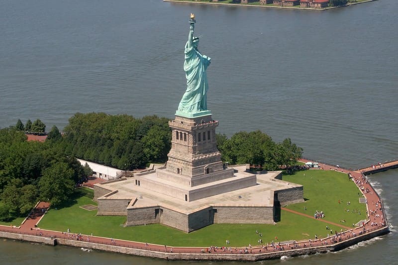 La statue de la Liberté évacuée à cause d’un début d’incendie à proximité