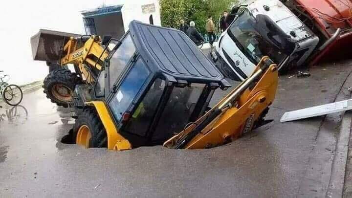 Drôle de situation pour un camion et un bulldozer à Benslimane