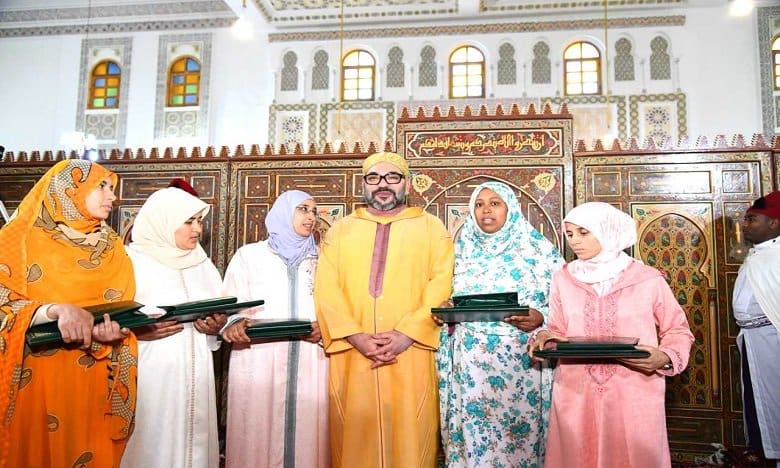 Le Roi remet le Prix Mohammed VI aux majors du programme national de lutte contre l’analphabétisme dans les mosquées