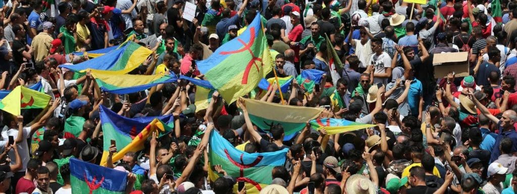 Algérie : des manifestants interpellés pour avoir brandi le drapeau berbère
