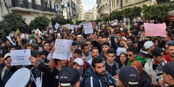 En Algérie, les manifestants réclament le départ des caciques du régime et une nouvelle coalition plus en phase avec le changement