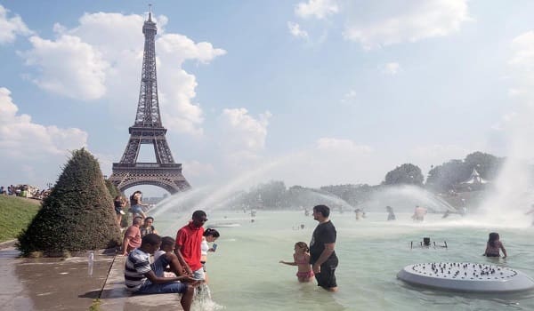 Canicule à Paris, les fontaines prises d’assaut (images)