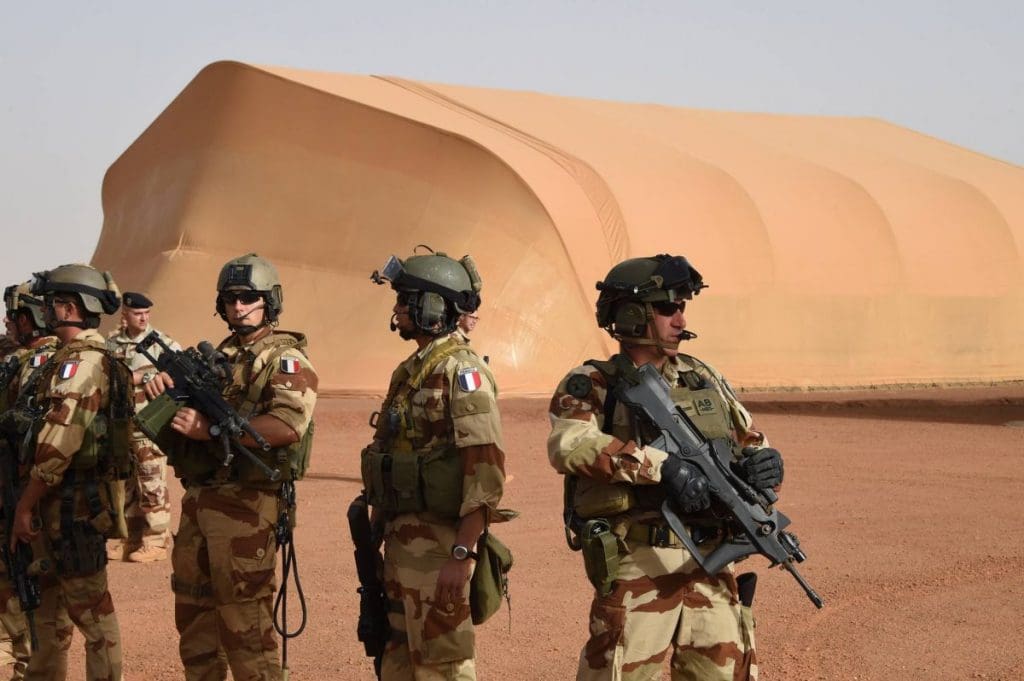 Au Mali, des militaires français et estoniens blessés dans une attaque-suicide