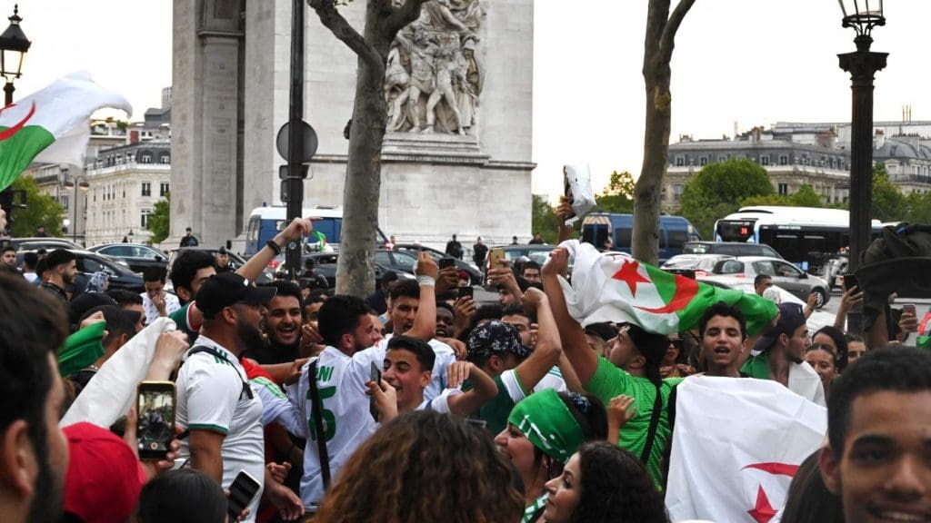 Le Parti de Lepen demande d’interdire les Champs-Elysées aux supporters algériens