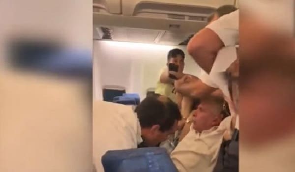 Un Egyptien et sa femme marocaine molestés et humiliés à bord d’un avion roumain (vidéo)