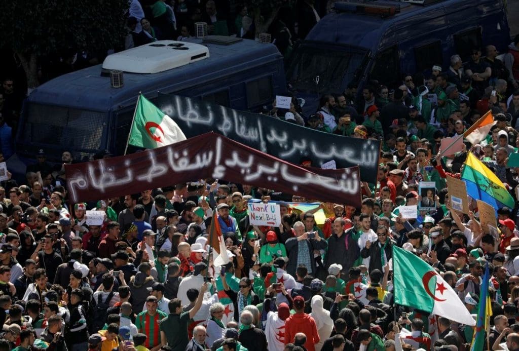 Algérie : les étudiants expriment leur indignation en envahissant une réunion du panel de dialogue et médiation