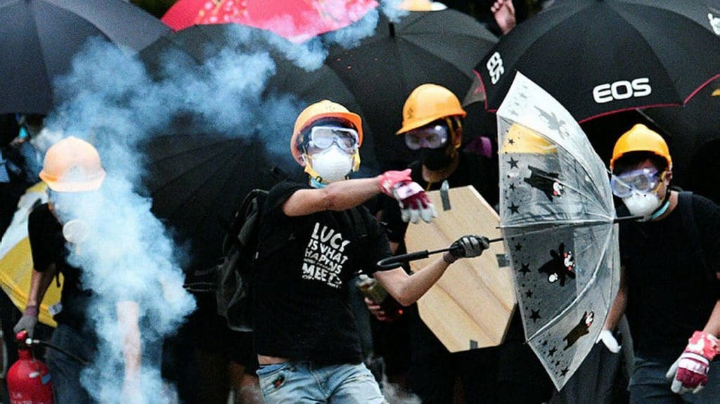 Hong Kong : nouveaux heurts entre manifestants pro-démocratie et policiers antiémeutes