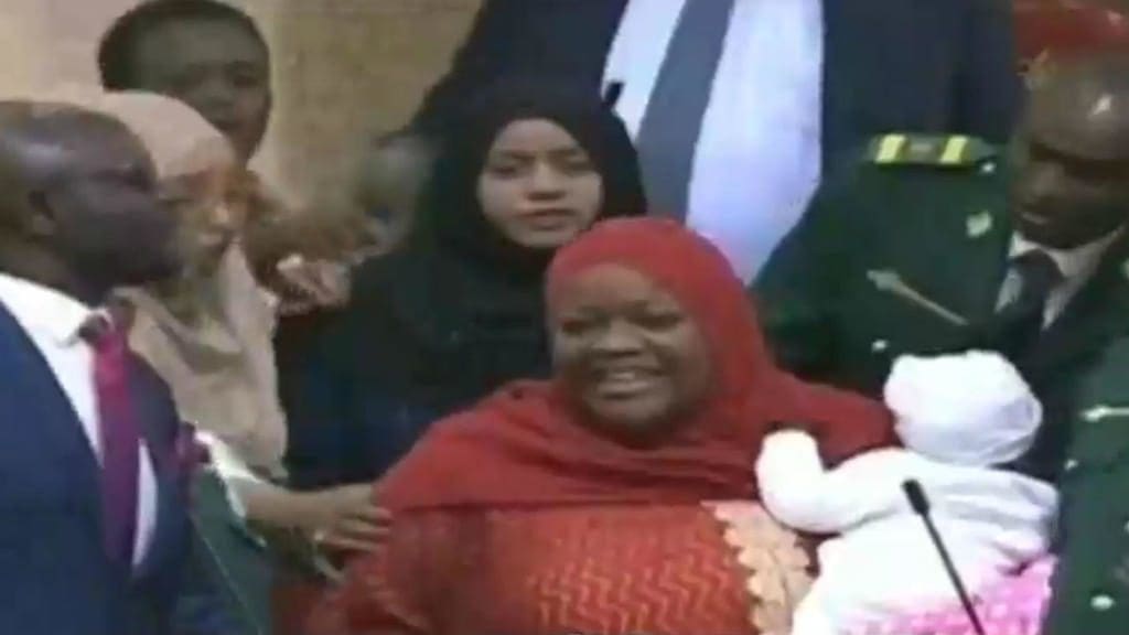 Kenya : une députée expulsée du Parlement pour y avoir emmené son nouveau-né DR