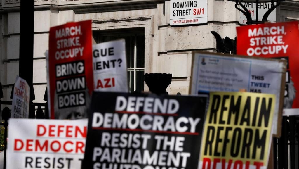 Royaume-Uni : des milliers de manifestants contestent la décision de Johnson